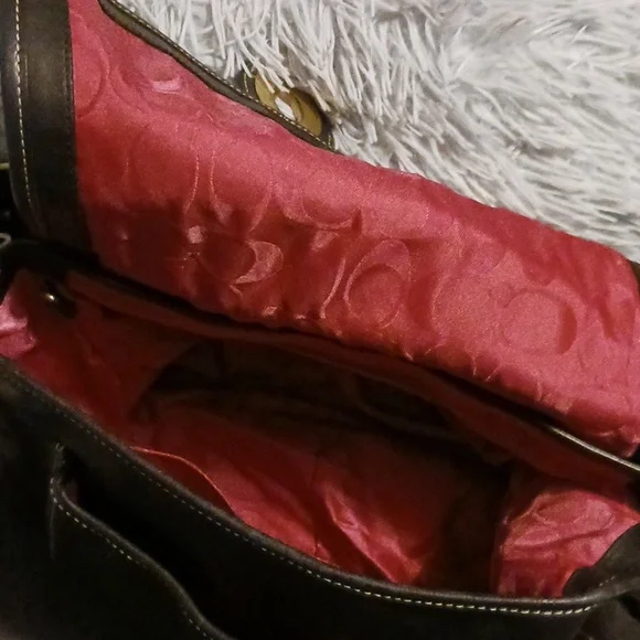 Vintage Coach black leather saddle bag with brass turn-lock clasp and hardware. - Picture 6 of 7